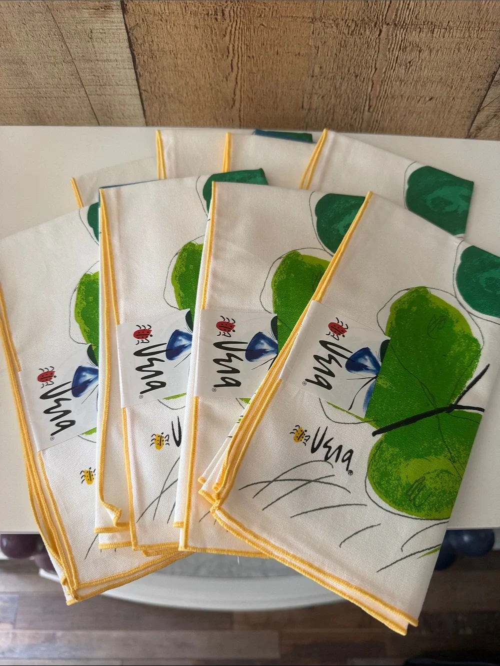 NWT Vera Neumann “Flights of Fancy” Tablecloth and 8 napkins set NOS